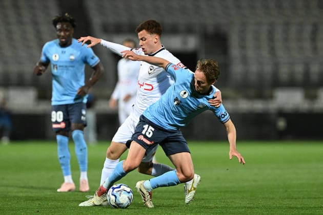 AUSTRALIA CUP SYDNEY VICTORY, Jake Hollman of Sydney FC and Matthew Grimaldi of the Victory compete for the ball during the Australia Cup semi-final between Sydney FC and Melbourne Victory at Jubilee Stadium in Sydney, Wednesday, September 9, 2026. ( NO ARCHIVING, EDITORIAL USE ONLY SYDNEY NEW SOUTH WALES AUSTRALIA  Copyright: xDEANxLEWINSx 20260909187893242252