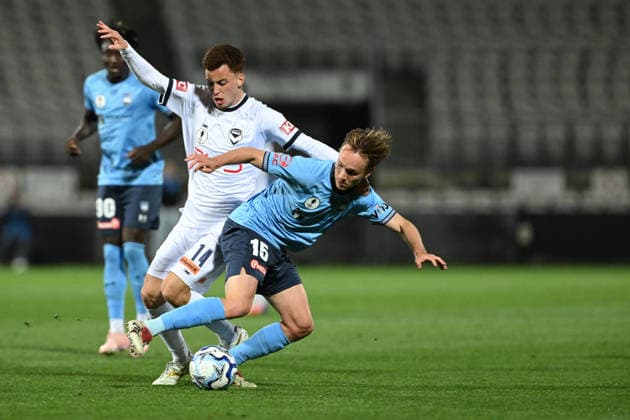 AUSTRALIA CUP SYDNEY VICTORY, Jake Hollman of Sydney FC and Matthew Grimaldi of the Victory compete for the ball during the Australia Cup semi-final between Sydney FC and Melbourne Victory at Jubilee Stadium in Sydney, Wednesday, September 9, 2026. ( NO ARCHIVING, EDITORIAL USE ONLY SYDNEY NEW SOUTH WALES AUSTRALIA  Copyright: xDEANxLEWINSx 20260909156111936485