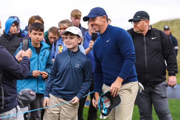 2026 Amgen Irish Open - Pro-Am, Trump International Golf Links, Doonbeg 9 9 2026 Rory McIlroy takes a photo with a fan after walking off the eleventh green Rory McIlroy takes a photo with a fan after walking off the eleventh green 9 9 2026  Copyright: xx BB2_5744