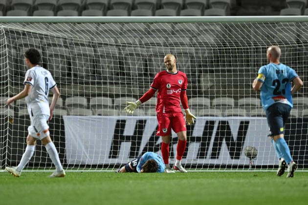 AUSTRALIA CUP SYDNEY VICTORY, Goalkeeper Jack Duncan of the Victory reacts after colliding with Takahiro Sekine of Sydney FC during the Australia Cup semi-final between Sydney FC and Melbourne Victory at Jubilee Stadium in Sydney, Wednesday, September 9, 2026. ( NO ARCHIVING, EDITORIAL USE ONLY SYDNEY NEW SOUTH WALES AUSTRALIA  Copyright: xDEANxLEWINSx 20260909180630678342