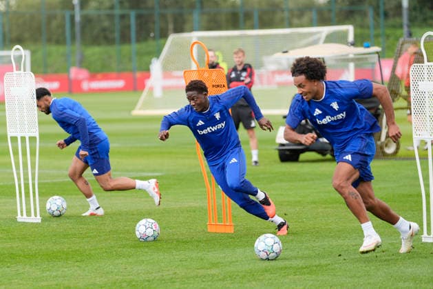 Manchester United, ManU Training Kobbie Mainoo and Joshua Zirkzee of Manchester United warm up during the Manchester United Training Session at Carrington Training Centre ahead of the UEFA Champions League match v Sabah FK, Manchester, England on 9 September 2026 Credit: Steve Flynn Every Second Media Editorial use only. All images are copyright Every Second Media Limited. No images may be reproduced without prior permission. Copyright: xIMAGO EveryxSecondxMediax ESM-2148-0042 StevexFlynnx xEveryxSecondxMediax