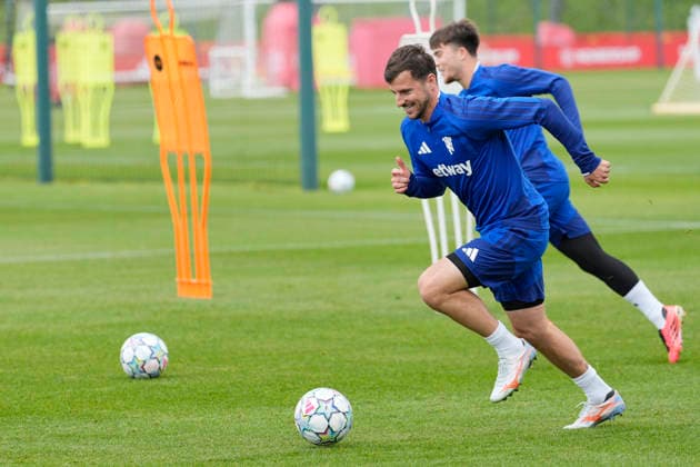 Manchester United, ManU Training Mason Mount of Manchester United warms up during the Manchester United Training Session at Carrington Training Centre ahead of the UEFA Champions League match v Sabah FK, Manchester, England on 9 September 2026 Credit: Steve Flynn Every Second Media Editorial use only. All images are copyright Every Second Media Limited. No images may be reproduced without prior permission. Copyright: xIMAGO EveryxSecondxMediax ESM-2148-0049 StevexFlynnx xEveryxSecondxMediax