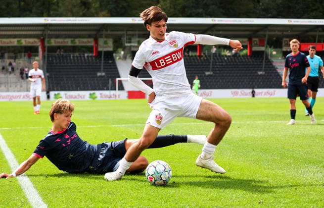 09.09.2026, Stuttgart, Fußball Champions League, Saison 2026 2027, VfB Stuttgart U19 vs. Viking U19, v.l. Jonathan Debes (FK), Neno Zezelj (VfB)