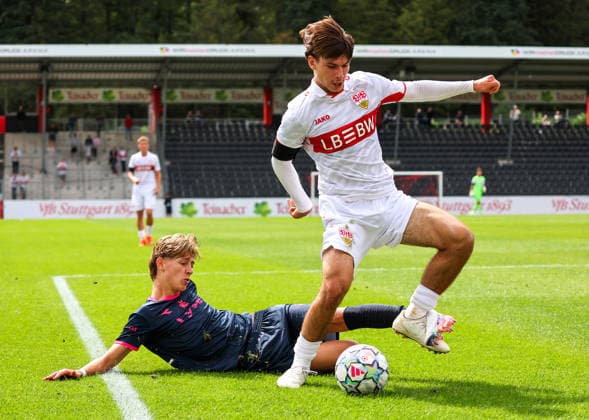 09.09.2026, Stuttgart, Fußball Champions League, Saison 2026 2027, VfB Stuttgart U19 vs. Viking U19, Elfmeter, Foul, v.l. Jonathan Debes (FK), Neno Zezelj (VfB)