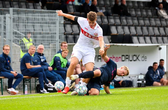 09.09.2026, Stuttgart, Fußball Champions League, Saison 2026 2027, VfB Stuttgart U19 vs. Viking U19, v.l. Luca Berreth (VfB), Jacob Nordbö Middelthon (FK)