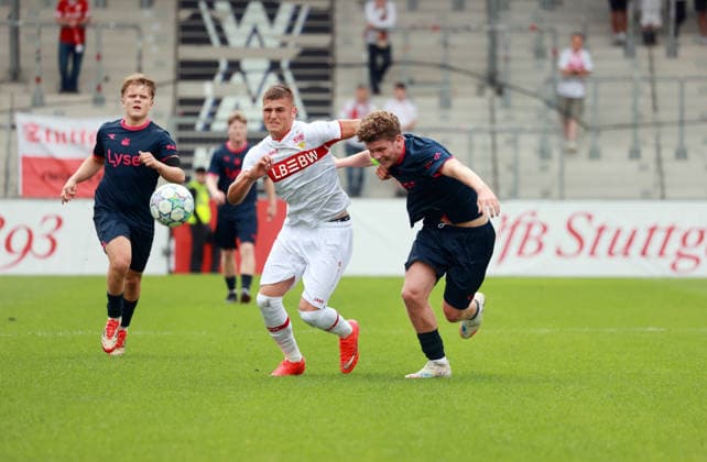09.09.26 U19 VfB Stuttgart - U19 Viking Stavanger Deutschland, Großaspach, 09.09.2026, Fussball, UEFA Youth League, Saison 2026 2027, U19 VfB Stuttgart - U19 Viking Stavanger: v.l. Enis Redzepi (U19 VfB Stuttgart), Aksel Tveit (U19 Viking Stavanger).