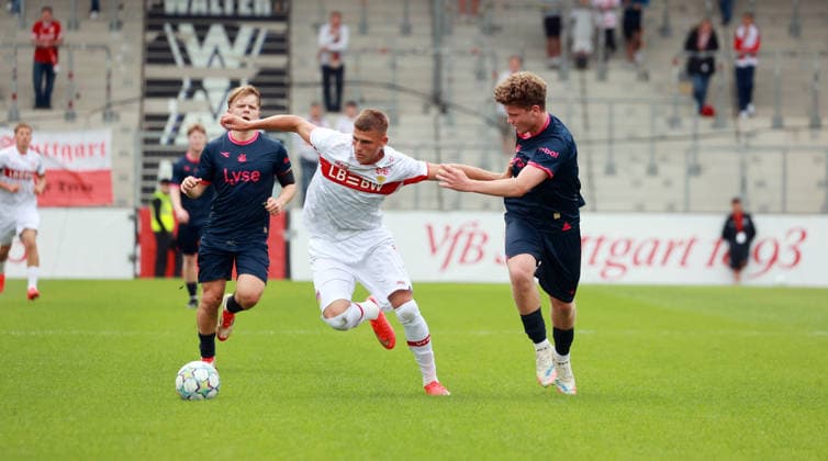 09.09.26 U19 VfB Stuttgart - U19 Viking Stavanger Deutschland, Großaspach, 09.09.2026, Fussball, UEFA Youth League, Saison 2026 2027, U19 VfB Stuttgart - U19 Viking Stavanger: v.l. Enis Redzepi (U19 VfB Stuttgart), Aksel Tveit (U19 Viking Stavanger).