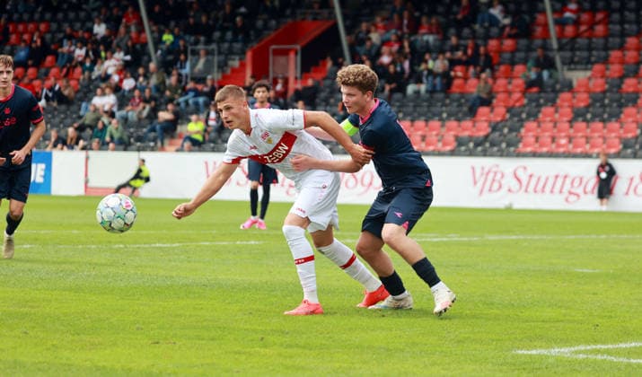 09.09.26 U19 VfB Stuttgart - U19 Viking Stavanger Deutschland, Großaspach, 09.09.2026, Fussball, UEFA Youth League, Saison 2026 2027, U19 VfB Stuttgart - U19 Viking Stavanger: v.l. Enis Redzepi (U19 VfB Stuttgart), Aksel Tveit (U19 Viking Stavanger).