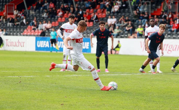 09.09.26 U19 VfB Stuttgart - U19 Viking Stavanger Deutschland, Großaspach, 09.09.2026, Fussball, UEFA Youth League, Saison 2026 2027, U19 VfB Stuttgart - U19 Viking Stavanger: Enis Redzepi (U19 VfB Stuttgart); Tor Elfmeter 1:0 Redzepi.