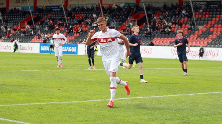 09.09.26 U19 VfB Stuttgart - U19 Viking Stavanger Deutschland, Großaspach, 09.09.2026, Fussball, UEFA Youth League, Saison 2026 2027, U19 VfB Stuttgart - U19 Viking Stavanger: Enis Redzepi (U19 VfB Stuttgart); Jubel Tor Elfmeter 1:0 Redzepi.