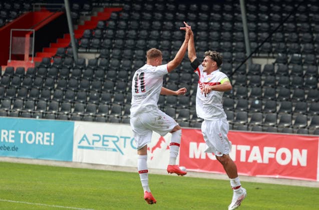 09.09.26 U19 VfB Stuttgart - U19 Viking Stavanger Deutschland, Großaspach, 09.09.2026, Fussball, UEFA Youth League, Saison 2026 2027, U19 VfB Stuttgart - U19 Viking Stavanger: v.l. Massimo di Benedetto, Enis Redzepi (beide U19 VfB Stuttgart); Jubel Tor Elfmeter 1:0 Redzepi.
