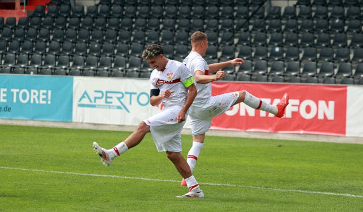 09.09.26 U19 VfB Stuttgart - U19 Viking Stavanger Deutschland, Großaspach, 09.09.2026, Fussball, UEFA Youth League, Saison 2026 2027, U19 VfB Stuttgart - U19 Viking Stavanger: v.l. Massimo di Benedetto, Enis Redzepi (beide U19 VfB Stuttgart); Jubel Tor Elfmeter 1:0 Redzepi.
