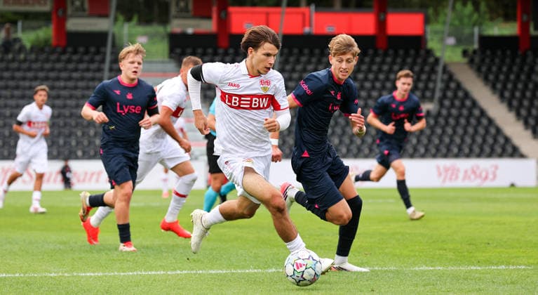 09.09.2026, Stuttgart, Fußball Champions League, Saison 2026 2027, VfB Stuttgart U19 vs. Viking U19, v.l. Neno Zezelj (VfB), Jonathan Debes (FK)