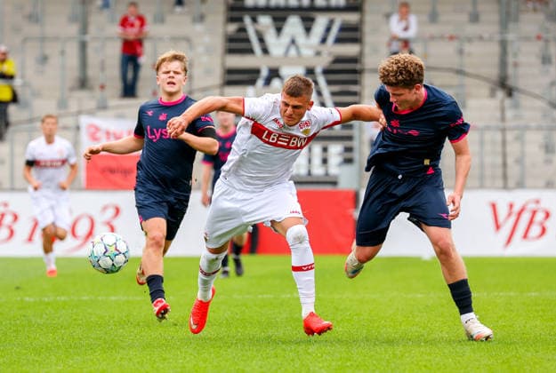 09.09.2026, Stuttgart, Fußball Champions League, Saison 2026 2027, VfB Stuttgart U19 vs. Viking U19, v.l. Enis Redzepi (VfB), Aksel Tveit (FK)