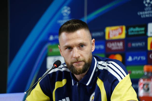 September 9, 2026, Kadikoy, Istanbul, Turkey: Fenerbahce s Milan Skriniar (C) attends a press conference, PK, Pressekonferenz before a training session at Sukru Saracoglu Stadium in Istanbul, Turkey, on September 9, 2026, on the eve of the UEFA Champions League first round, football match against AS Roma. Fenerbahce Press Conference - Uefa Champions League 2026 27 - ZUMAu194 20260909_zip_u194_006 Copyright: xTolgaxUluturkx