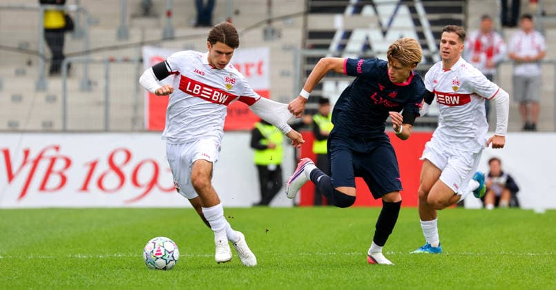 09.09.2026, Stuttgart, Fußball Champions League, Saison 2026 2027, VfB Stuttgart U19 vs. Viking U19, v.l. Neno Zezelj (VfB), Jonathan Debes (FK)
