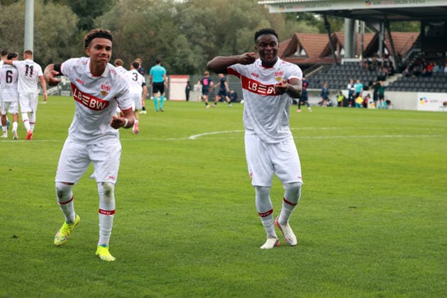 09.09.26 U19 VfB Stuttgart - U19 Viking Stavanger Deutschland, Großaspach, 09.09.2026, Fussball, UEFA Youth League, Saison 2026 2027, U19 VfB Stuttgart - U19 Viking Stavanger: v.l. Malik Mosrati, Brayann Kenmoe (beide U19 VfB Stuttgart); Jubel Tor 2:0 Kenmoe.