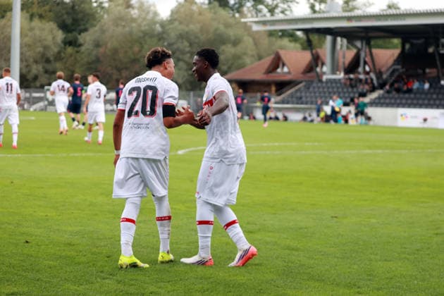 09.09.26 U19 VfB Stuttgart - U19 Viking Stavanger Deutschland, Großaspach, 09.09.2026, Fussball, UEFA Youth League, Saison 2026 2027, U19 VfB Stuttgart - U19 Viking Stavanger: v.l. Malik Mosrati, Brayann Kenmoe (beide U19 VfB Stuttgart); Jubel Tor 2:0 Kenmoe.