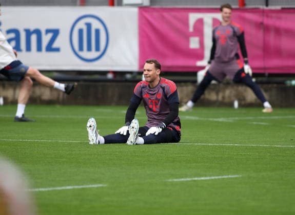 Fussball, Herren, Champions League, Saison 2026 2027, FC Bayern München, Abschlusstraining Manuel Neuer (FC Bayern München) sitzend auf dem Trainingsplatz