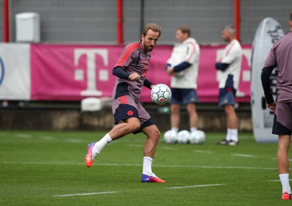 Fussball, Herren, Champions League, Saison 2026 2027, FC Bayern München, Abschlusstraining Harry Kane (FC Bayern München) mit Blick auf den Ball