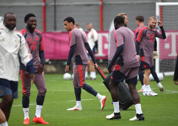 Fussball, Herren, Champions League, Saison 2026 2027, FC Bayern München, Abschlusstraining Jamal Musiala (FC Bayern München) zieht die Musikbox hinter sich her