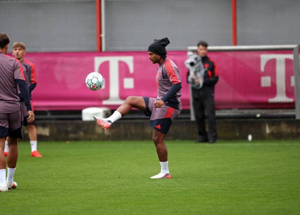 Fussball, Herren, Champions League, Saison 2026 2027, FC Bayern München, Abschlusstraining Serge Gnabry (FC Bayern München) spielt einen Ball