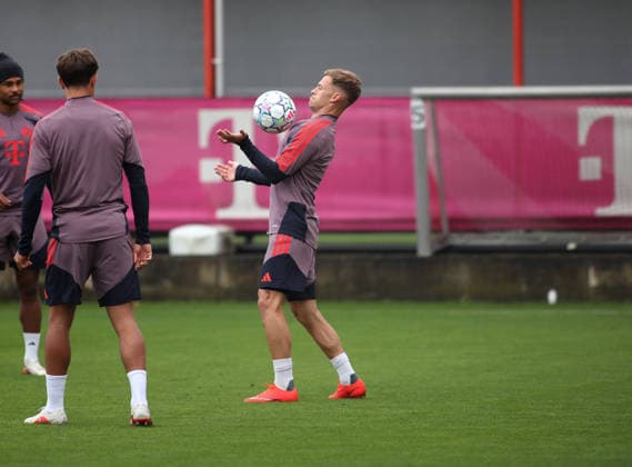 Fussball, Herren, Champions League, Saison 2026 2027, FC Bayern München, Abschlusstraining Joshua Kimmich (FC Bayern München) nimmt einen Ball mit der Brust an