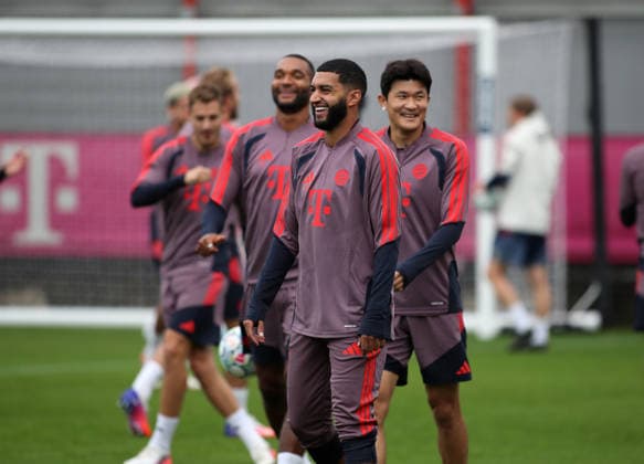Fussball, Herren, Champions League, Saison 2026 2027, FC Bayern München, Abschlusstraining Ismael Saibari (FC Bayern München) lacht, lachend