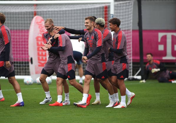 Fussball, Herren, Champions League, Saison 2026 2027, FC Bayern München, Abschlusstraining Konrad Laimer (FC Bayern München) (li.) umarmt Joshua Kimmich (FC Bayern München) herzlichst am Hals, spassig, dahinter Aleksandar Pavlovic (FC Bayern München), Tom Bischof (FC Bayern München)