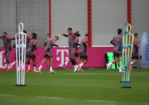 Fussball, Herren, Champions League, Saison 2026 2027, FC Bayern München, Abschlusstraining Jamal Musiala (FC Bayern München) springend beim Aufwärmen