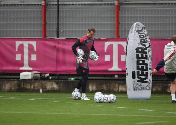 Fussball, Herren, Champions League, Saison 2026 2027, FC Bayern München, Abschlusstraining Manuel Neuer (FC Bayern München) mit zwei Bällen unter dem Arm