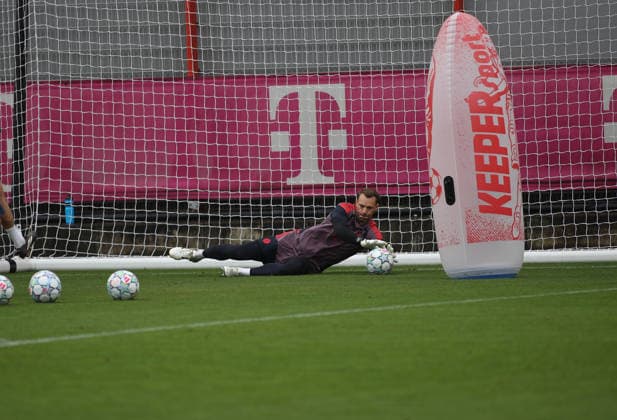 Fussball, Herren, Champions League, Saison 2026 2027, FC Bayern München, Abschlusstraining Manuel Neuer (FC Bayern München) hechtet nach einem Ball