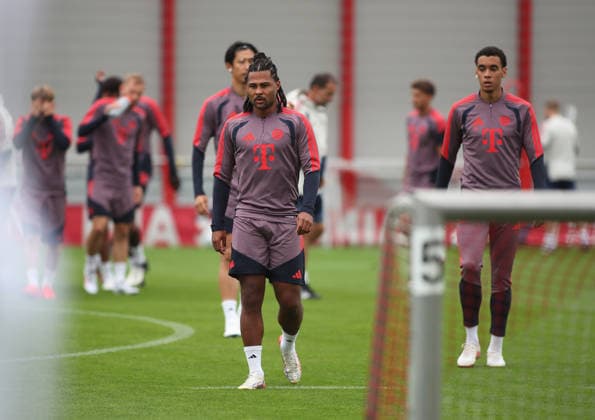 Fussball, Herren, Champions League, Saison 2026 2027, FC Bayern München, Abschlusstraining Serge Gnabry (FC Bayern München) gehend über den Trainingsplatz