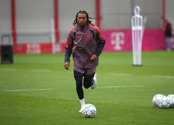 Fussball, Herren, Champions League, Saison 2026 2027, FC Bayern München, Abschlusstraining Michael Olise (FC Bayern München) mit einem Ball laufend
