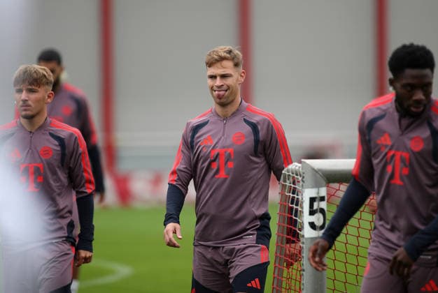 Fussball, Herren, Champions League, Saison 2026 2027, FC Bayern München, Abschlusstraining Joshua Kimmich (FC Bayern München) streckt die Zunge heraus, Mimik, Gesichtsausdruck, Geste