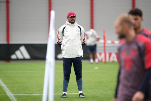 Fussball, Herren, Champions League, Saison 2026 2027, FC Bayern München, Abschlusstraining Vincent Kompany, Trainer (FC Bayern München) stehend auf dem Trainingsplatz