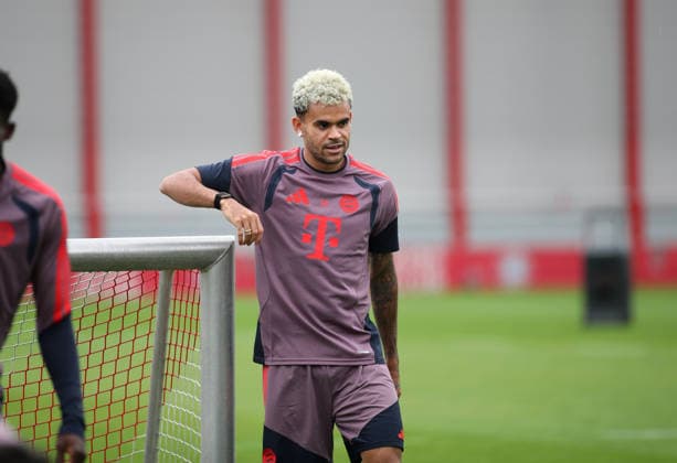 Fussball, Herren, Champions League, Saison 2026 2027, FC Bayern München, Abschlusstraining Luis Diaz (FC Bayern München) stehend an einem kleinen Tor
