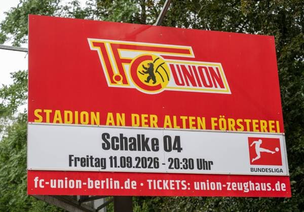 Fußball, Herren, Saison 2026 2027, 1. Bundesliga, 1. FC Union Berlin, Pressekonferenz, Anzeigetafel mit der Paarung 1. FC Union - FC Schalke 04 vor der Geschäftsstelle, 09.09.2026, *** Soccer, Men s, 2026–2027 Season, Bundesliga 1, 1. FC Union Berlin, Press Conference, Scoreboard displaying the matchup between 1. FC Union and FC Schalke 04 in front of the club offices, September 9, 2026, Copyright: xMatthiasxKochx