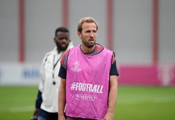 Fussball, Herren, Champions League, Saison 2026 2027, FC Bayern München, Abschlusstraining Harry Kane (FC Bayern München) stehend mit Leibchen, Blick nach links
