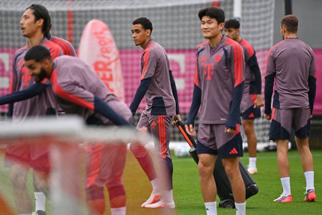 Jamal MUSIALA (Bayern Muenchen) zieht die Musikbox hinter sich her, Abschlusstraining. Fussball Champions League,Saison 2026 27, Ligaphase FC Bayern Muenchen -Bodoe Glimt am 09.09.2026.
