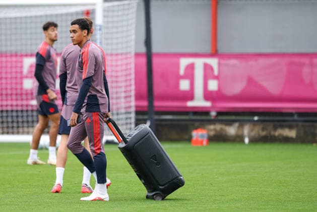 Jamal Musiala (FC Bayern Muenchen, 10) mit Musikbox tbeim Training, GER, Abschlusstraining, FC Bayern Muenchen, Fussball, UEFA Champions League, 1. Spieltag, LigaPhase, Saison 2026 2027, 09.09.2026, GER, Abschlusstraining, FC Bayern Muenchen, Fussball, UEFA Champions League, 1. Spieltag, LigaPhase, Saison 2026 2027, 09.09.2026 Muenchen Copyright: xEibner-Pressefoto JennixMaulx EP_JML