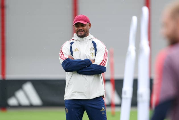 Vincent Kompany (FC Bayern Muenchen, Cheftrainer) lacht beim Training, GER, Abschlusstraining, FC Bayern Muenchen, Fussball, UEFA Champions League, 1. Spieltag, LigaPhase, Saison 2026 2027, 09.09.2026, GER, Abschlusstraining, FC Bayern Muenchen, Fussball, UEFA Champions League, 1. Spieltag, LigaPhase, Saison 2026 2027, 09.09.2026 Muenchen Copyright: xEibner-Pressefoto JennixMaulx EP_JML
