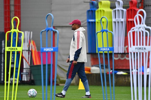 Trainer Vincent KOMPANY (Bayern Muenchen) hinter Trainings Dummies. Einzelbild,Freisteller, Ganzkoerperaufnahme,ganze Figur. Abschlusstraining. Fussball Champions League,Saison 2026 27, Ligaphase FC Bayern Muenchen -Bodoe Glimt am 09.09.2026.