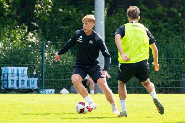 Osnabrueck, Deutschland, 09.09.2026: Bjarke Jacobsen (VfL Osnabrueck) in Aktion, am Ball, Einzelaktion waehrend der Trainingseinheit des VfL Osnabrueck im Sportpark Illoshoehe am 09. September 2026 in Osnabrueck, Deutschland. (Foto von Nico Paetzel DeFodi Images) Osnabrueck, Germany, 09.09.2026: Bjarke Jacobsen (VfL Osnabrueck) controls the ball during the VfL Osnabrueck training session at Sportpark Illoshoehe on September 09, 2026 in Osnabrueck, Germany. (Photo by Nico Paetzel DeFodi Images) (Photo by Nico Paetzel DeFodi Images) - *** Osnabrück, Germany, September 9, 2026 Bjarke Jacobsen of VfL Osnabrück in action, on the ball, an individual play during the VfL Osnabrück training session at Sportpark Illoshöhe on September 9, 2026, in Osnabrück, Germany. Photo by Nico Paetzel, DeFodi Images. Osnabrück, Germany, September 9, 2026 Bjarke Jacobsen of VfL Osnabrück controls the ball during the VfL Osnabrück training session at Sportpark Illoshöhe on September 9, 2026 in Osnabrück, Germany Photo by Nico Paetzel DeFodi Images Photo by Nico Paetzel DeFodi Images
