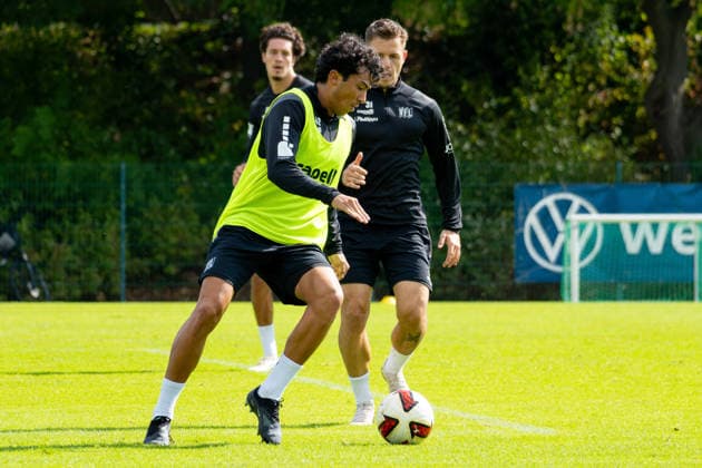 Osnabrueck, Deutschland, 09.09.2026: Jonathan Gomez (VfL Osnabrueck) und Patrick Kammerbauer (VfL Osnabrueck) im Zweikampf waehrend der Trainingseinheit des VfL Osnabrueck im Sportpark Illoshoehe am 09. September 2026 in Osnabrueck, Deutschland. (Foto von Nico Paetzel DeFodi Images) Osnabrueck, Germany, 09.09.2026: Jonathan Gomez (VfL Osnabrueck) und Patrick Kammerbauer (VfL Osnabrueck) battle for the ball during the VfL Osnabrueck training session at Sportpark Illoshoehe on September 09, 2026 in Osnabrueck, Germany. (Photo by Nico Paetzel DeFodi Images) (Photo by Nico Paetzel DeFodi Images) - *** Osnabrück, Germany, September 9, 2026 Jonathan Gomez of VfL Osnabrück and Patrick Kammerbauer of VfL Osnabrück go head-to-head during a VfL Osnabrück training session at Sportpark Illoshöhe on September 9, 2026, in Osnabrück, Germany. Photo by Nico Paetzel, DeFodi Images. Osnabrück, Germany, September 9, 2026 Jonathan Gomez of VfL Osnabrück and Patrick Kammerbauer of VfL Osnabrück battle for the ball during the VfL Osnabrück training session at Sportpark Illoshöhe on September 9, 2026 in Osnabrück, Germany Photo by Nico Paetzel, DeFodi Images Photo by Nico Paetzel, DeFodi Images