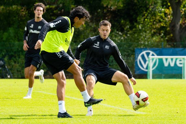 Osnabrueck, Deutschland, 09.09.2026: Jonathan Gomez (VfL Osnabrueck) und Patrick Kammerbauer (VfL Osnabrueck) im Zweikampf waehrend der Trainingseinheit des VfL Osnabrueck im Sportpark Illoshoehe am 09. September 2026 in Osnabrueck, Deutschland. (Foto von Nico Paetzel DeFodi Images) Osnabrueck, Germany, 09.09.2026: Jonathan Gomez (VfL Osnabrueck) und Patrick Kammerbauer (VfL Osnabrueck) battle for the ball during the VfL Osnabrueck training session at Sportpark Illoshoehe on September 09, 2026 in Osnabrueck, Germany. (Photo by Nico Paetzel DeFodi Images) (Photo by Nico Paetzel DeFodi Images) - *** Osnabrück, Germany, September 9, 2026 Jonathan Gomez of VfL Osnabrück and Patrick Kammerbauer of VfL Osnabrück go head-to-head during a VfL Osnabrück training session at Sportpark Illoshöhe on September 9, 2026, in Osnabrück, Germany. Photo by Nico Paetzel, DeFodi Images. Osnabrück, Germany, September 9, 2026 Jonathan Gomez of VfL Osnabrück and Patrick Kammerbauer of VfL Osnabrück battle for the ball during the VfL Osnabrück training session at Sportpark Illoshöhe on September 9, 2026 in Osnabrück, Germany Photo by Nico Paetzel, DeFodi Images Photo by Nico Paetzel, DeFodi Images
