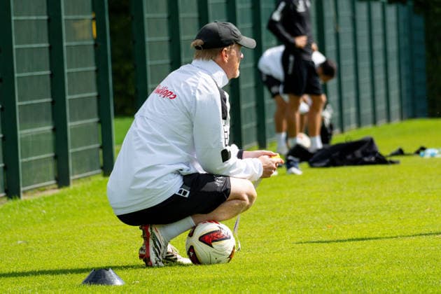 Osnabrueck, Deutschland, 09.09.2026: Trainer Timo Schultz (VfL Osnabrueck) schaut waehrend der Trainingseinheit des VfL Osnabrueck im Sportpark Illoshoehe am 09. September 2026 in Osnabrueck, Deutschland. (Foto von Nico Paetzel DeFodi Images) Osnabrueck, Germany, 09.09.2026: Trainer Timo Schultz (VfL Osnabrueck) looks on during the VfL Osnabrueck training session at Sportpark Illoshoehe on September 09, 2026 in Osnabrueck, Germany. (Photo by Nico Paetzel DeFodi Images) (Photo by Nico Paetzel DeFodi Images) - *** Osnabrück, Germany, September 9, 2026: VfL Osnabrück coach Timo Schultz watches during the team s training session at Sportpark Illoshöhe on September 9, 2026, in Osnabrück, Germany Photo by Nico Paetzel, DeFodi Images Osnabrück, Germany, September 9, 2026 Coach Timo Schultz of VfL Osnabrück looks on during the VfL Osnabrück training session at Sportpark Illoshöhe on September 9, 2026 in Osnabrück, Germany Photo by Nico Paetzel, DeFodi Images Photo by Nico Paetzel, DeFodi Images