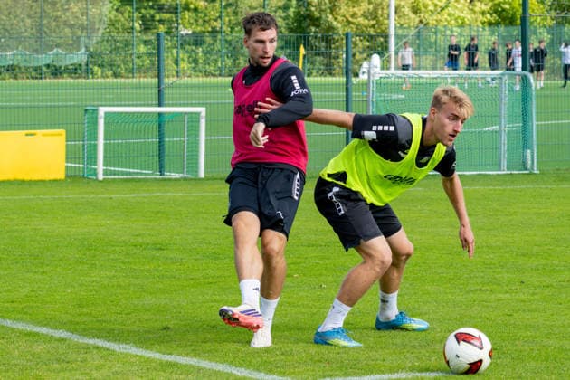 Osnabrueck, Deutschland, 09.09.2026: Robin Meissner (VfL Osnabrueck) und Fridolin Wagner (VfL Osnabrueck) im Zweikampf waehrend der Trainingseinheit des VfL Osnabrueck im Sportpark Illoshoehe am 09. September 2026 in Osnabrueck, Deutschland. (Foto von Nico Paetzel DeFodi Images) Osnabrueck, Germany, 09.09.2026: Robin Meissner (VfL Osnabrueck) und Fridolin Wagner (VfL Osnabrueck) battle for the ball during the VfL Osnabrueck training session at Sportpark Illoshoehe on September 09, 2026 in Osnabrueck, Germany. (Photo by Nico Paetzel DeFodi Images) (Photo by Nico Paetzel DeFodi Images) - *** Osnabrück, Germany, September 9, 2026 Robin Meissner of VfL Osnabrück and Fridolin Wagner of VfL Osnabrück go head-to-head during a VfL Osnabrück training session at Sportpark Illoshöhe on September 9, 2026, in Osnrueck, Germany Photo by Nico Paetzel, DeFodi Images Osnabrück, Germany, September 9, 2026 Robin Meissner of VfL Osnabrück and Fridolin Wagner of VfL Osnabrück battle for the ball during the VfL Osnabrück training session at Sportpark Illoshöhe on September 9, 2026 in Osnabrück, Germany. Photo by Nico Paetzel, DeFodi Images. Photo by Nico Paetzel, DeFodi Images