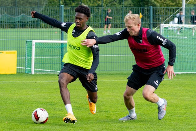Osnabrueck, Deutschland, 09.09.2026: Tony Lesueur (VfL Osnabrueck) und Niklas Wiemann (VfL Osnabrueck) im Zweikampf waehrend der Trainingseinheit des VfL Osnabrueck im Sportpark Illoshoehe am 09. September 2026 in Osnabrueck, Deutschland. (Foto von Nico Paetzel DeFodi Images) Osnabrueck, Germany, 09.09.2026: Tony Lesueur (VfL Osnabrueck) und Niklas Wiemann (VfL Osnabrueck) battle for the ball during the VfL Osnabrueck training session at Sportpark Illoshoehe on September 09, 2026 in Osnabrueck, Germany. (Photo by Nico Paetzel DeFodi Images) (Photo by Nico Paetzel DeFodi Images) - *** Osnabrück, Germany, September 9, 2026 Tony Lesueur of VfL Osnabrück and Niklas Wiemann of VfL Osnabrück in a one-on-one battle during a VfL Osnabrück training session at Sportpark Illoshöhe on September 9, 2026, in Osnrueck, Germany Photo by Nico Paetzel, DeFodi Images Osnabrück, Germany, September 9, 2026 Tony Lesueur of VfL Osnabrück and Niklas Wiemann of VfL Osnabrück battle for the ball during the VfL Osnabrück training session at Sportpark Illoshöhe on September 9, 2026 in Osnabrück, Germany Photo by Nico Paetzel, DeFodi Images Photo by Nico Paetzel, DeFodi Images