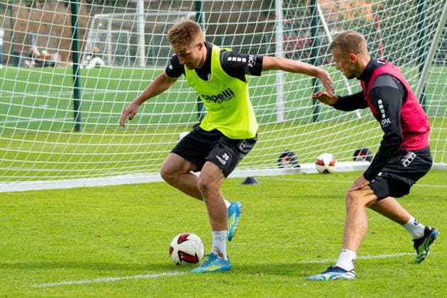 Osnabrueck, Deutschland, 09.09.2026: Fridolin Wagner (VfL Osnabrueck) und Adrian Beck (VfL Osnabrueck) im Zweikampf waehrend der Trainingseinheit des VfL Osnabrueck im Sportpark Illoshoehe am 09. September 2026 in Osnabrueck, Deutschland. (Foto von Nico Paetzel DeFodi Images) Osnabrueck, Germany, 09.09.2026: Fridolin Wagner (VfL Osnabrueck) und Adrian Beck (VfL Osnabrueck) battle for the ball during the VfL Osnabrueck training session at Sportpark Illoshoehe on September 09, 2026 in Osnabrueck, Germany. (Photo by Nico Paetzel DeFodi Images) (Photo by Nico Paetzel DeFodi Images) - *** Osnabrück, Germany, September 9, 2026: Fridolin Wagner of VfL Osnabrück and Adrian Beck of VfL Osnabrück go head-to-head during a VfL Osnabrück training session at Sportpark Illoshöhe on September 9, 2026, in Osnabrück, Germany. Photo by Nico Paetzel, DeFodi Images. Osnabrück, Germany, September 9, 2026: Fridolin Wagner of VfL Osnabrück and Adrian Beck of VfL Osnabrück battle for the ball during the VfL Osnabrück training session at Sportpark Illoshöhe on September 9, 2026 in Osnabrück, Germany Photo by Nico Paetzel, DeFodi Images Photo by Nico Paetzel, DeFodi Images